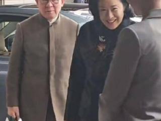 66岁朱玲玲状态好，和百亿富豪老公参加婚宴，夫妻感情甜蜜