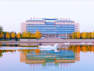 寻找山东最美大学|山东中医药大学战飞鸿：《平分秋色》