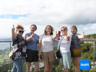 组图｜三亚冬季旅游升温 游人乐享冬日暖阳