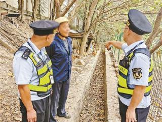 高速公路旁搭养鸡场，拆！执法人员及时督促清理迁移