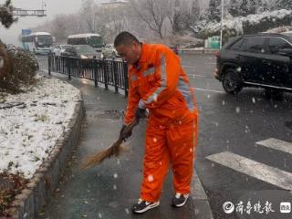 雪夜中的橙色坚守，济南千佛山南路除雪纪实