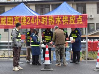 贵州交通执法五支队七大队：为滞留司乘人员送上冬日温暖