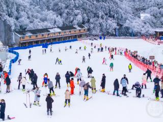 滑雪场热度攀升，滑雪爱好者纷至沓来