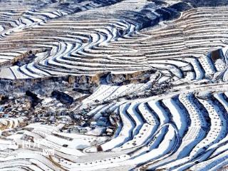 甘肃静宁：雪霁梯田美