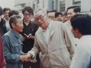 90年代初辽宁省长在饭店吃饭被警察打倒抓到公安局，结局如何？