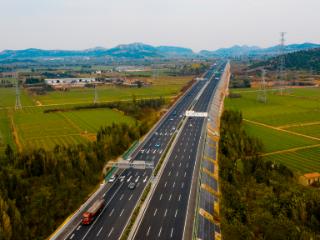 济菏高速改扩建：全国首条改扩建零碳高速的诞生与新质生产力的崛起