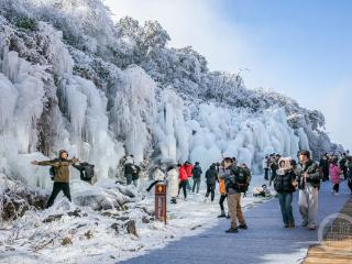 金佛山冰瀑奇观惹人醉