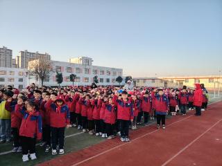 莒南县坪上镇绣针河小学举行“小手拉大手，做语言文明的我”主题升旗仪式