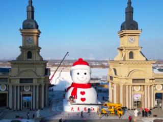 红帽子红围脖红钮扣，哈尔滨“网红大雪人”来了