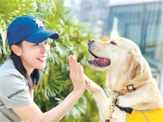 一位导盲犬导师让更多视障人士过上自信生活