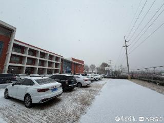 市区大晴天，青岛多地飘雪花！北风劲吹今天最高温仅冰点附近