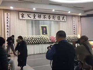 童祥苓墓地照曝光！墓碑下摆放夫妻合影，童祥苓生前与预留墓合影