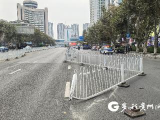 跑得脱马脑壳！出租车撞坏道路护栏后逃逸