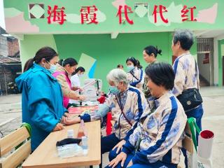 北海市“我和我的祖国”敬老关爱行志愿服务活动在地角女民兵连开展