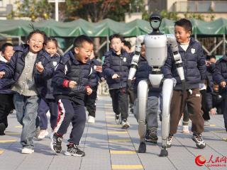 浙江宁波：机器人进校园 点燃童心科技梦