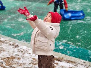 雪是大浪漫，你是小美好，走进小院的初雪