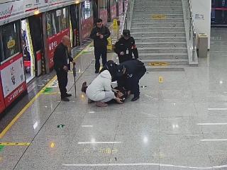 紧急救助！警民争分夺秒救助85岁老人