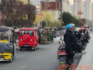 小8跑街|地铁电视塔站C口外 摩的“蹦蹦”扎堆占道