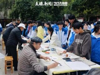 黔西南州老年大学书画研究班走进兴义市乌沙镇中学 共绘文化传承新篇章