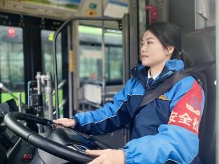 396路“上新”唯一女驾驶员 她从零学起成为公交“新星”