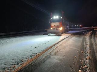 烟台公路清雪防滑突击队凌晨出动 战风雪 保畅通