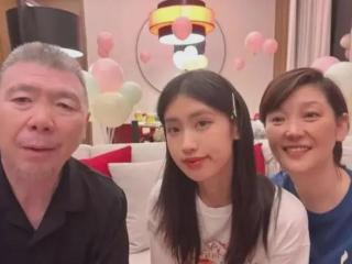 与原配离婚，娶小9岁的徐帆，66岁的冯小刚如今后悔了吗？