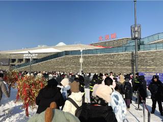 “顶流”哈尔滨冰雪大世界开园，游客寒冬清晨排队，“臻享票”被黄牛炒到万元