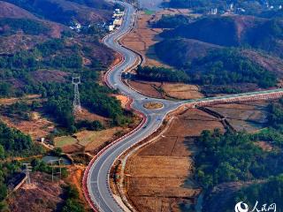 江西弋阳：弯弯公路 通村联户