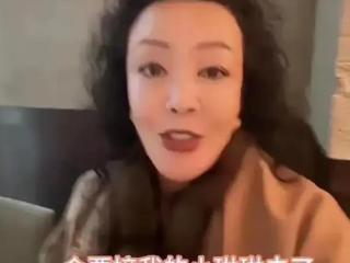 大S女儿变壮了，比汪小菲还要高，过马路让杨阿姨牵着手