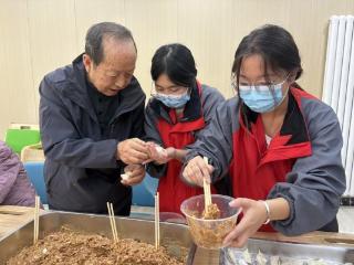 浓浓饺子香 暖暖冬至情 菏泽鲁西新区岳程街道老年福利中心开展“迎冬至包饺子”活动