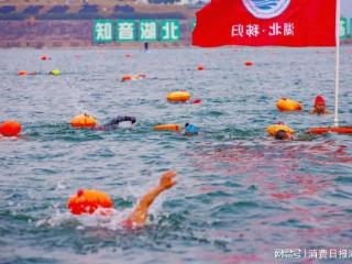 湖北秭归：冬至当天200余人在江边“下饺子”