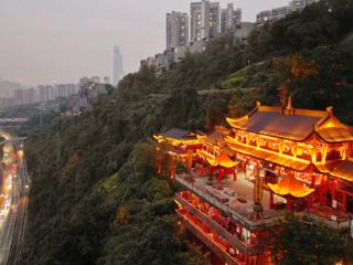 点亮“两江四岸”夜景 龙泉洞灯饰展新颜