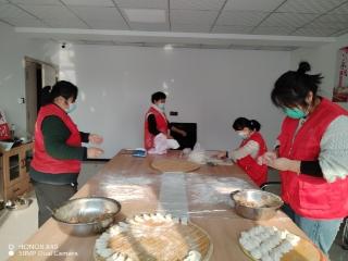 济宁市太白湖新区许庄街道古桥社区开展“迎冬至送饺子 忆传统暖人心”活动