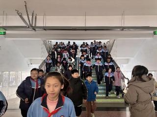 临沂滨河实验学校小学部12月份防踩踏安全疏散演练纪实