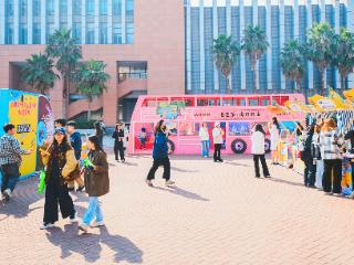 “老爸茶”巴士开进大学校园 海口文旅欲圈“青春粉”