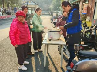 暖心送爱 翰林缘社区为居民送上热气腾腾的饺子