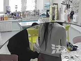 男顾客性骚扰女店主被监控拍下 纵容导致变本加厉