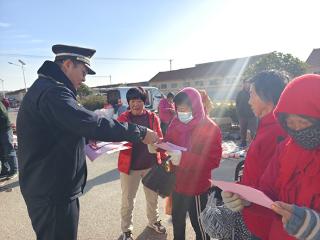 普法进社区 送法入民心 青岛即墨田横岛度假区综合执法中队开展联合普法宣传活动