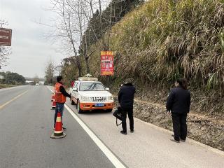 部门联动清路障，路域焕新保畅通