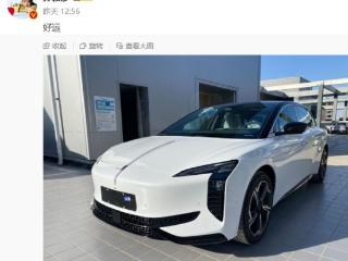 国乒两奥运冠军提新车，孙颖莎爸爸露出自豪笑容，曼昱祝一切顺利