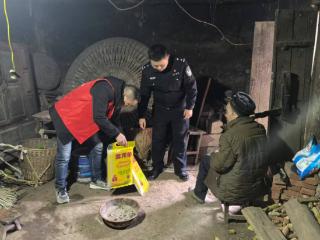 万州公安温情“叩响”老人新年门