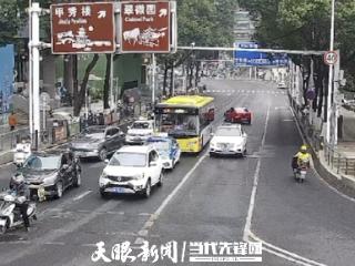 贵阳街头惊现逆行车，南明交警迅速处理