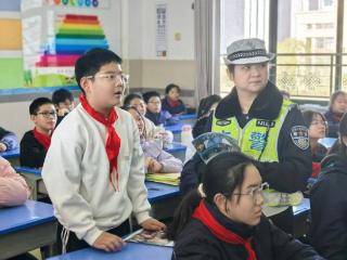 查隐患保平安 郑州交警十二支队走进校园送安全