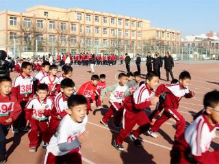 崇德少年 逐风奔跑——东营市东营区第三中学第十届“德文杯”冬季长跑比赛鸣枪开跑