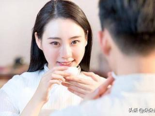 女人想要倒追你，即使没有明说，也会向你释放这4个“信号”！