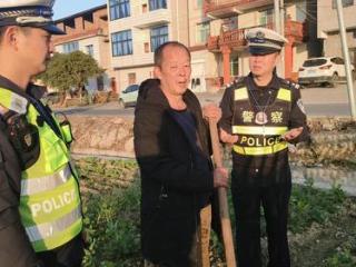 宜春市公安局交警支队明月山大队温汤中队组织宣传人员