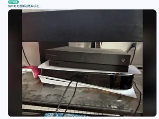 真有人会把PS5跟XBOX叠一起放吗?老外难绷自家兄弟