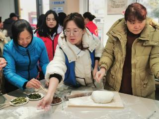 任城区南苑街道水景园社区开展“冬至饺香飘社区”活动