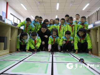 绥阳这所小学的编程社团里 学生让“小车”跑起来