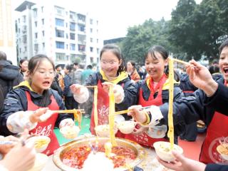 校园火锅宴 “热辣滚烫”迎新年